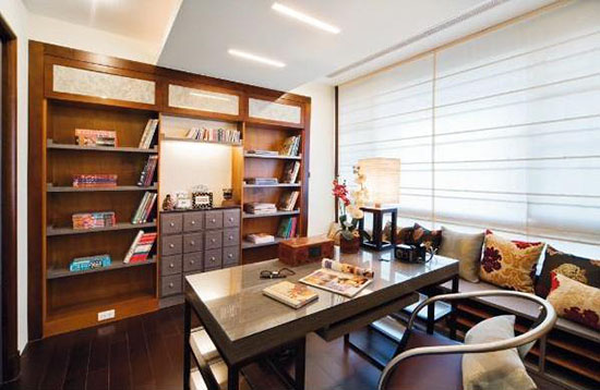 一個書房里面比配的書柜、書桌、沙發(fā)