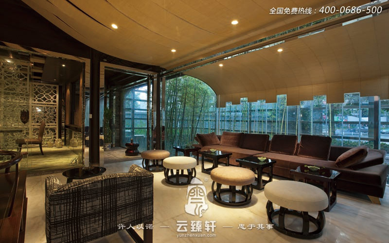 設(shè)計師用一張張白色光面紙鏤刻不同圖案，