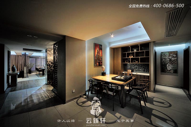 整個(gè)中式精品住宅的設(shè)計(jì)裝修效果都是以黑色調(diào)為主，此茶室是在公共空間的一處設(shè)置的