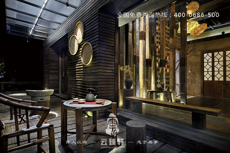 茶樓會所前的戶外區域，地面用憨實的枕木鋪陳